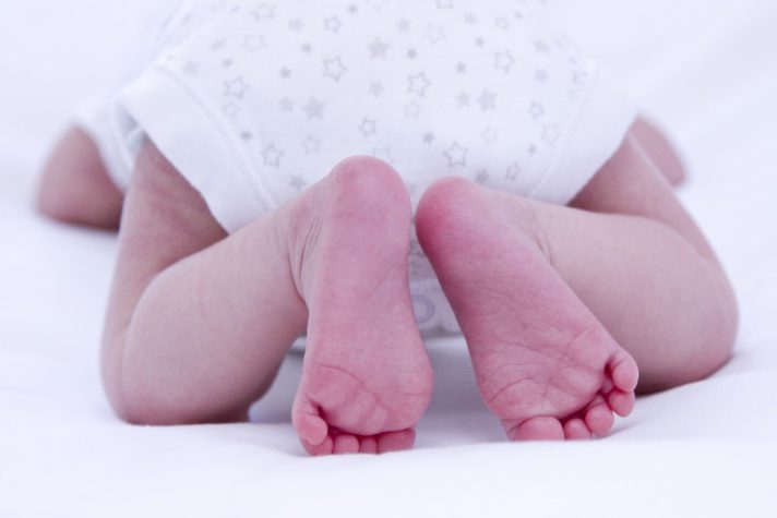 novorojencek nogice