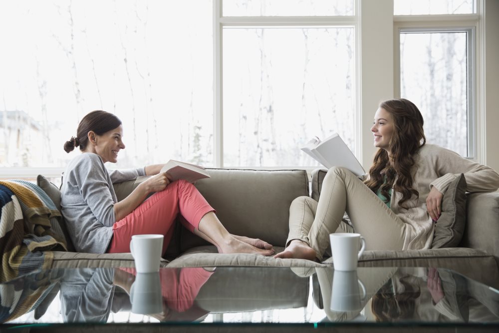 Мама дочь сложные отношения. A woman reading in the Living Room.