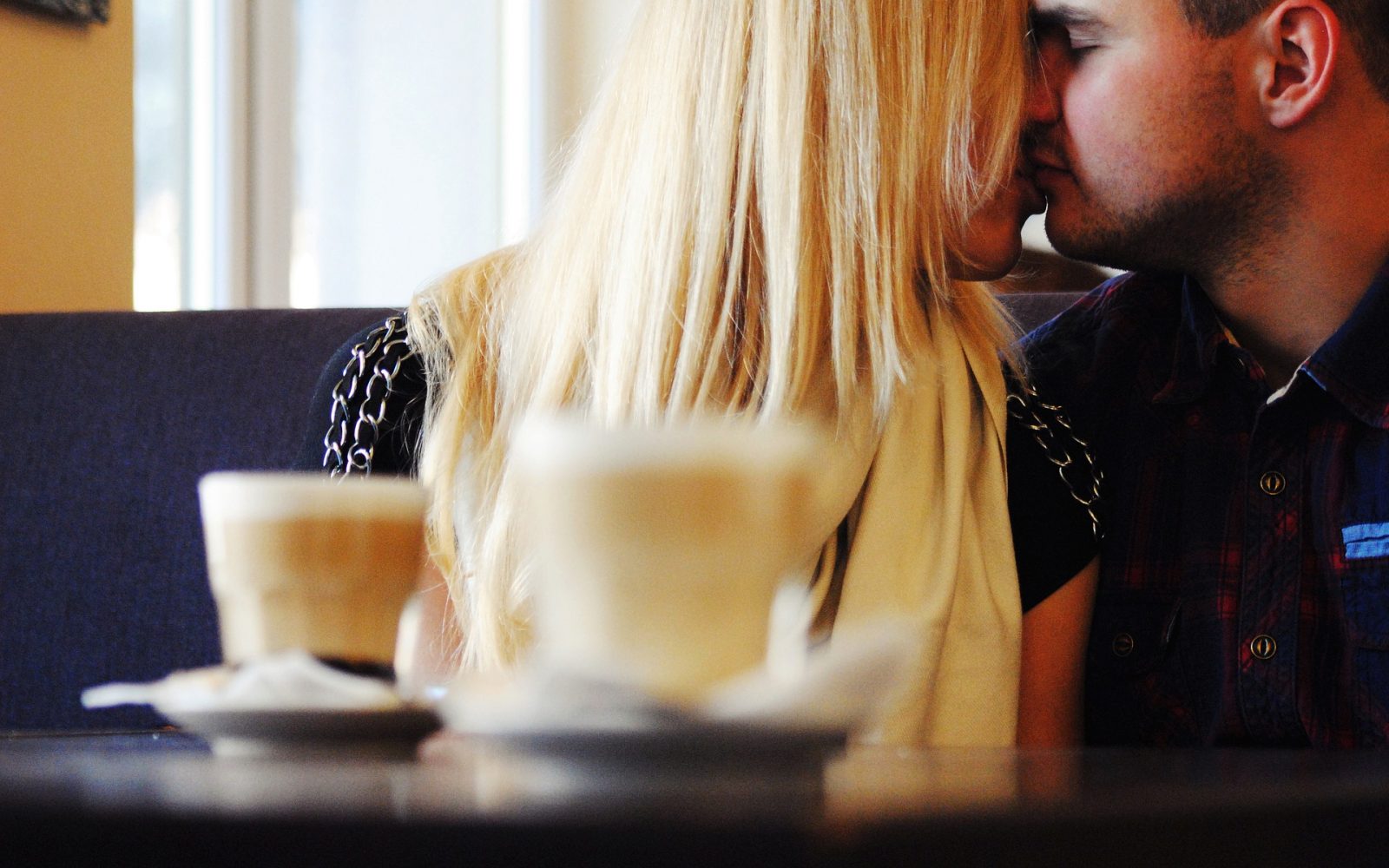 zaljubljeni par poljub kava jutro