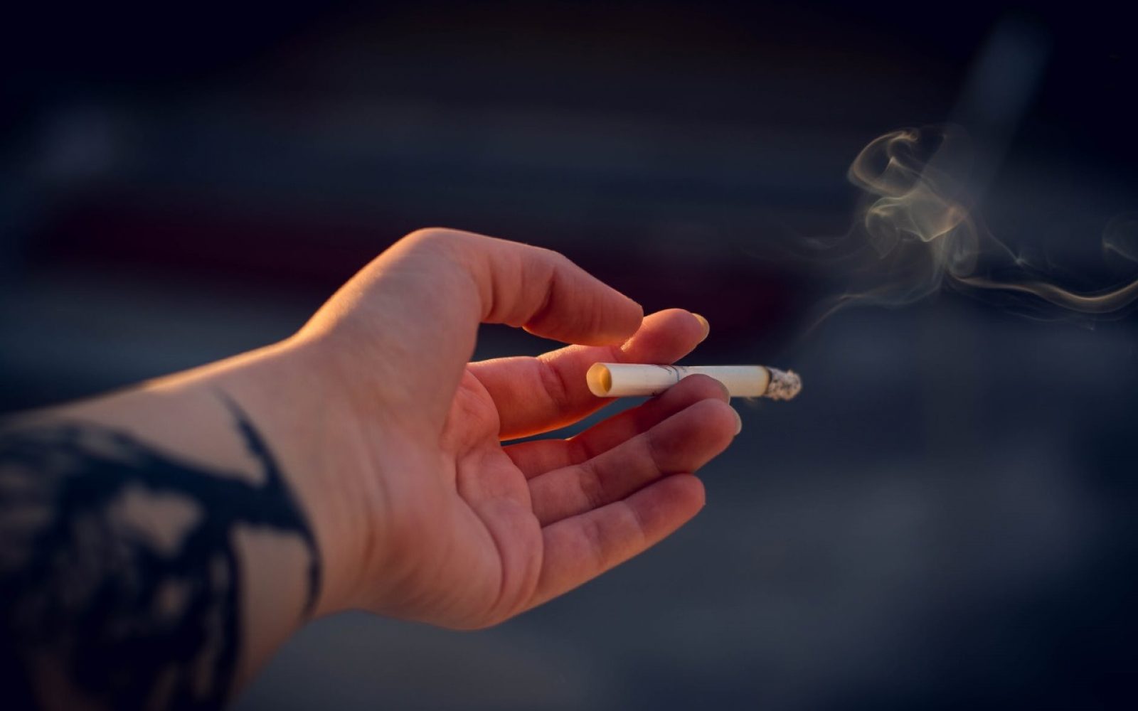 Tveganje za nastanek bolezni je pri kadilcih povečano.