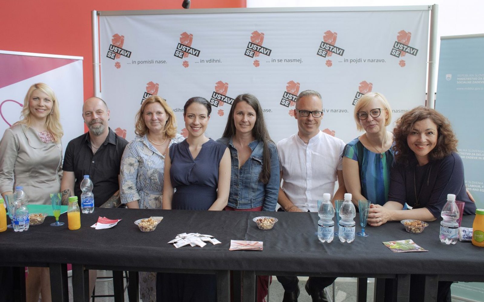 Na sliki od leve: Mateja Bobek, Matic Munc, Anja Vogrič, Eva Kovač, Andreja Verovšek, Sašo Rebolj, Jasna Knez in Polona Požgan.