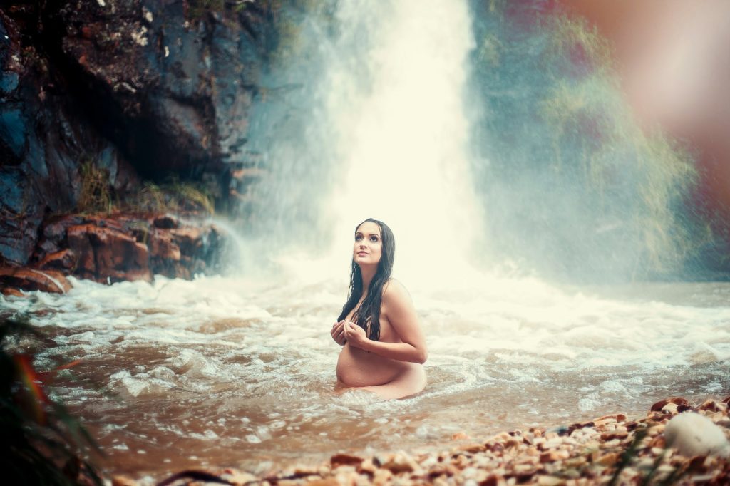 nosečnica v reki