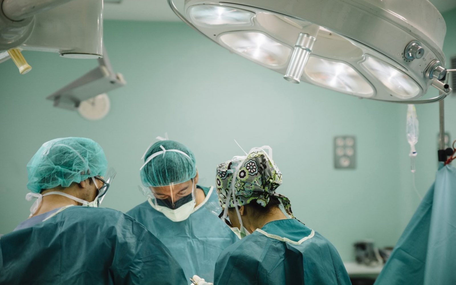 ekipa kirurgov na operaciji - preprečevanje okužb
