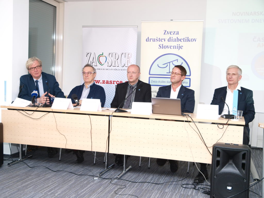 Na fotografiji z novinarske konference (od leve proti desni):  prof. dr. Zlatko Fras ,  prim. Matija Cevc,  Robert Gratton,  prof. dr. Andrej Janež, prof. dr. Tadej Battelino  