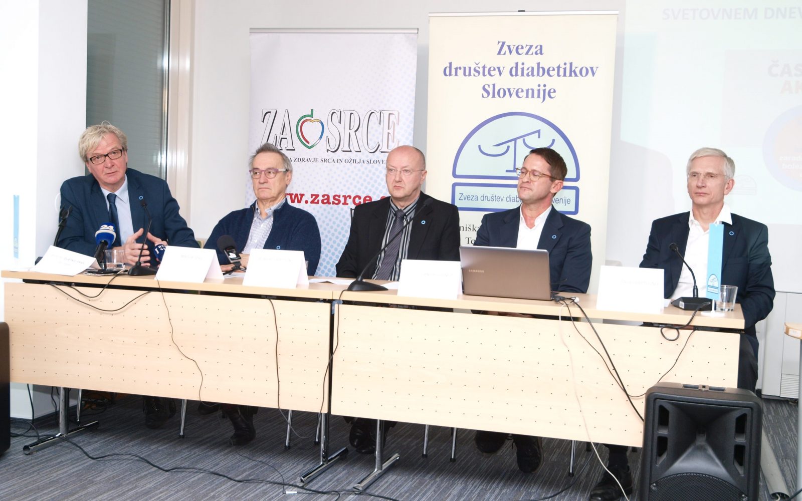 Na fotografiji z novinarske konference (od leve proti desni): prof. dr. Zlatko Fras , prim. Matija Cevc, Robert Gratton, prof. dr. Andrej Janež, prof. dr. Tadej Battelino