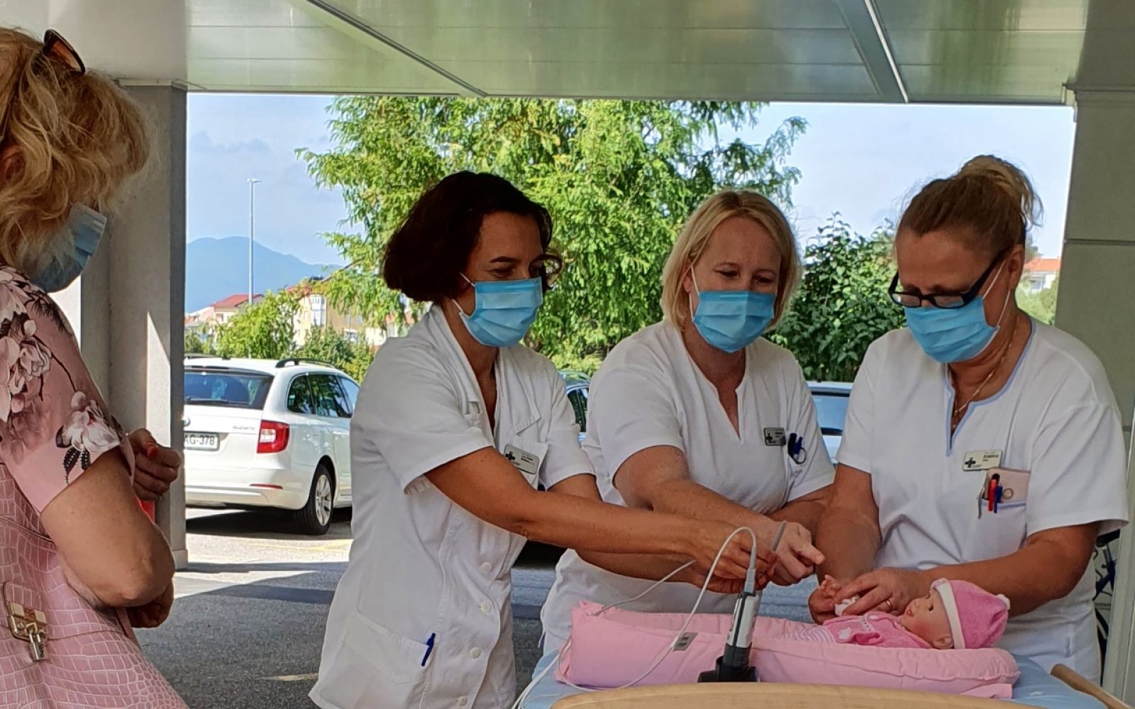 grelne blazinice in oksimetri predaja donacije