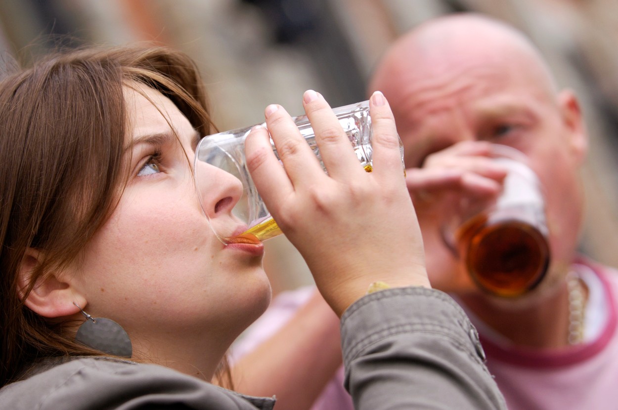 Drinking drunk photo. Женщина и алкоголь. Пьянство женщины. Женщина пьет алкоголь. Женская пьянка.