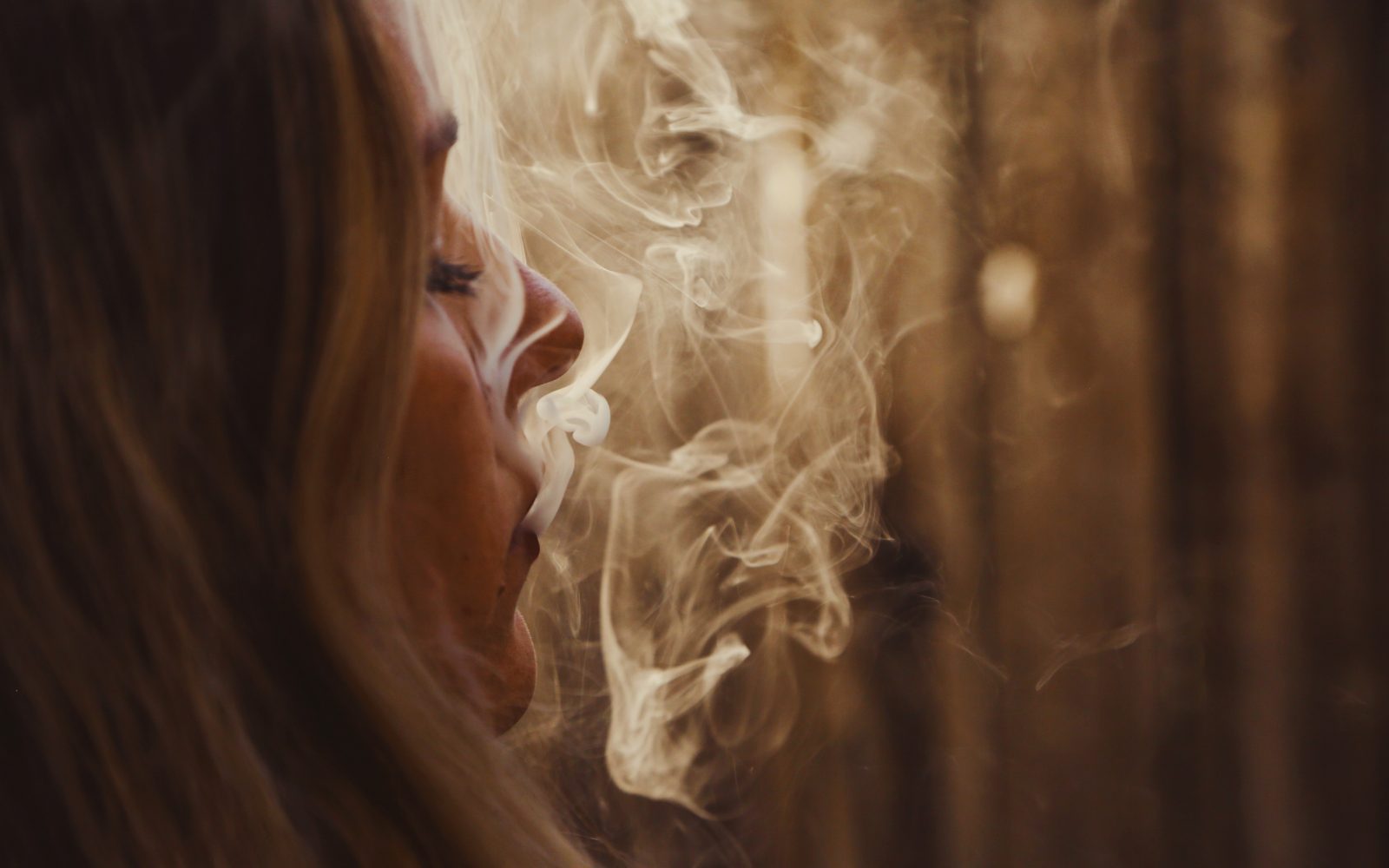 dekle s cigaretnim dimom