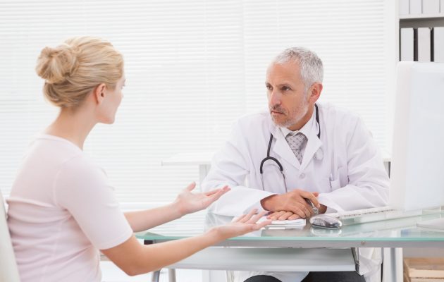 Ženska na pregledu pri zdravniku