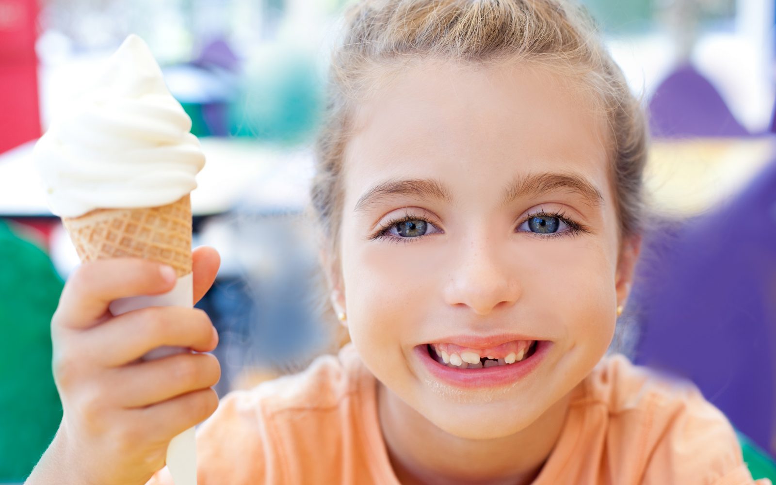 otrok liže sladoled