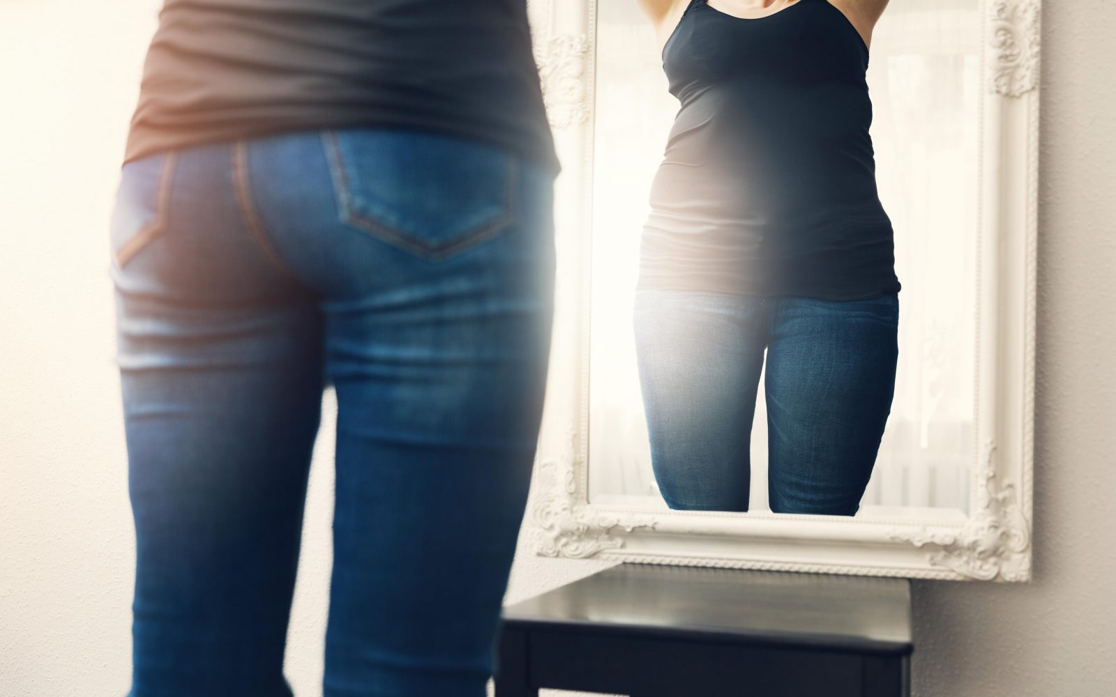 koncept anoreksije - ženska gleda svoj debeli odsev v ogledalu