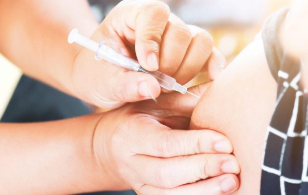 Poskusno cepivo koronavirus deverlopment viala odmerek gripa strel drog igla brizga, medicinski koncept cepljenje podkožna injekcija zdravljenje bolezni oskrba