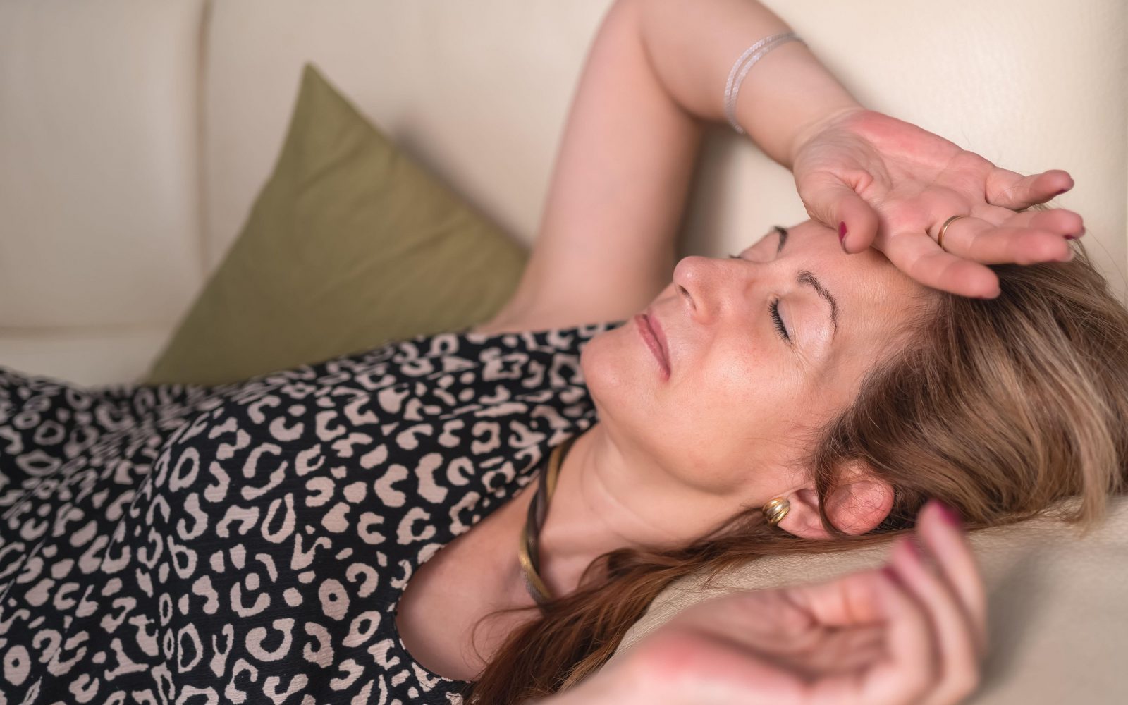 Ženska leži z menopavznimi simptomi