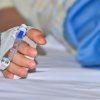 Otroška rokica v bolniški postelji
