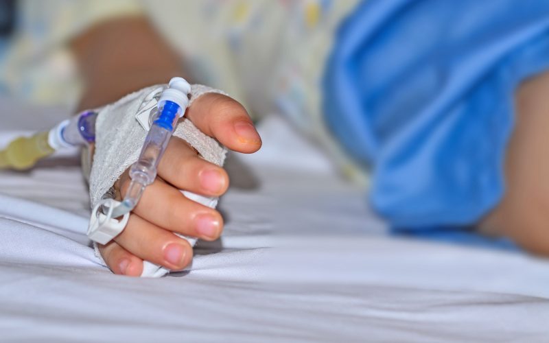 Otroška rokica v bolniški postelji