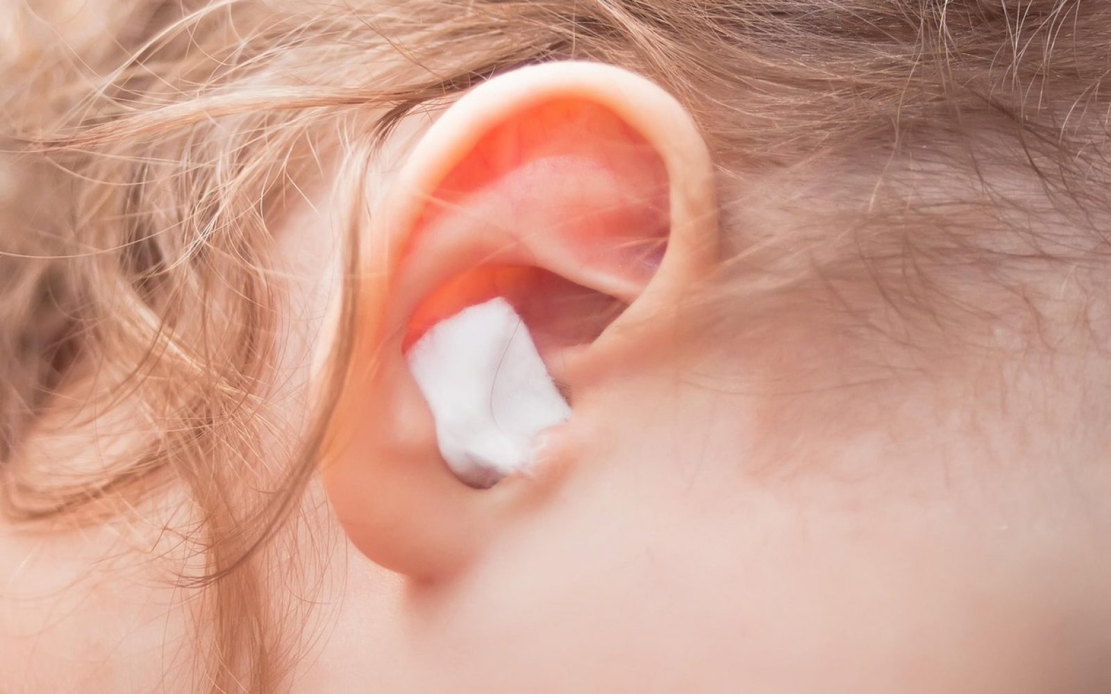 Raziskava: To so resne težave, ki jih lahko povzročajo pogosta vnetja ušes