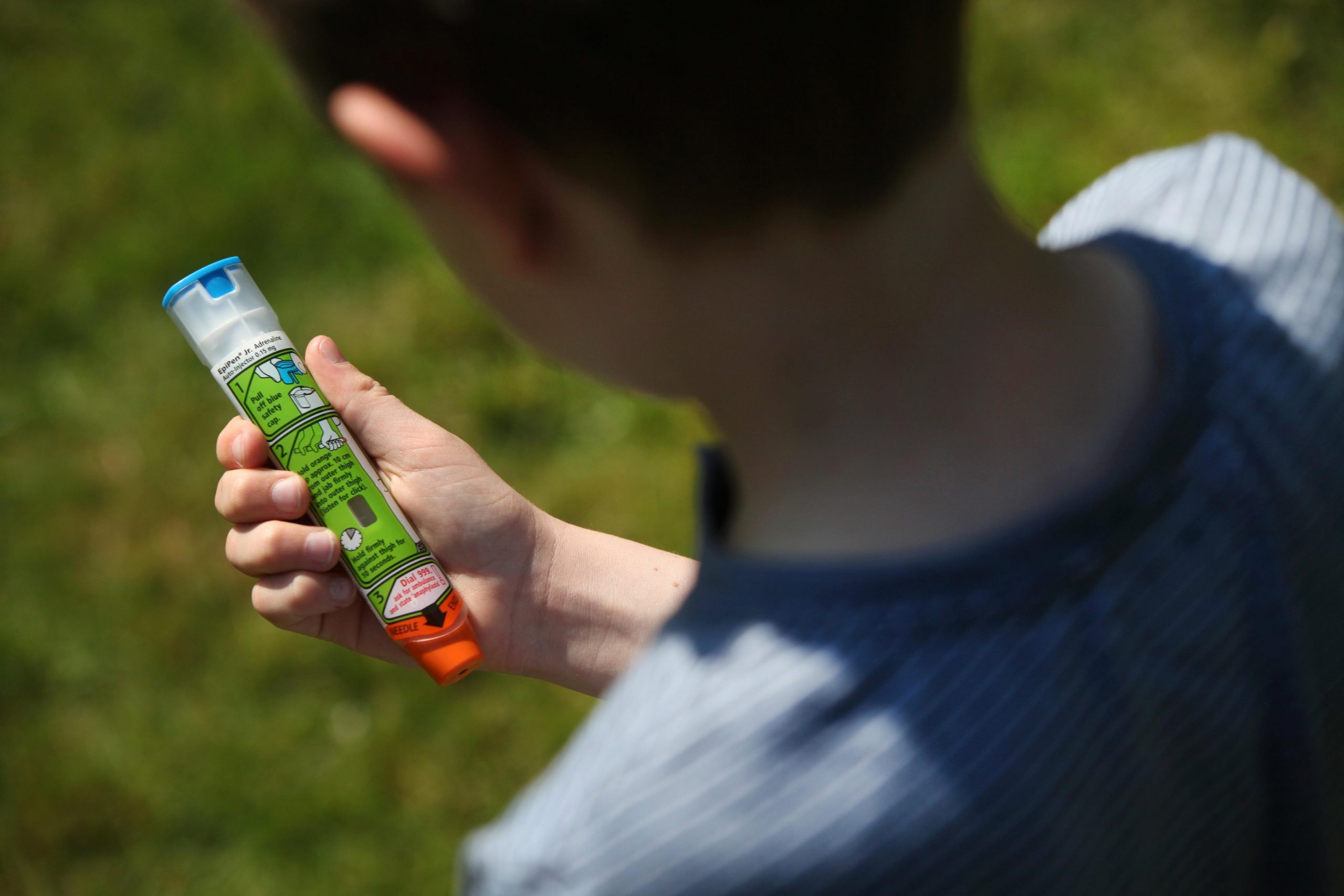 Deček v rokah drži adrenalin