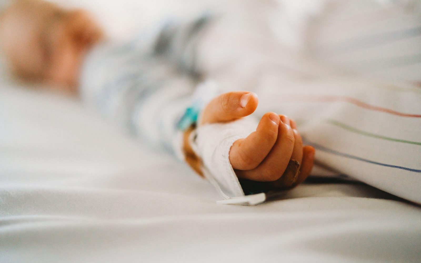 Dojenček roka z IV bolan v bolnišnici z virusom koronavirus