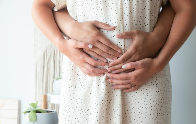 roke na nosečniškem trebuščku