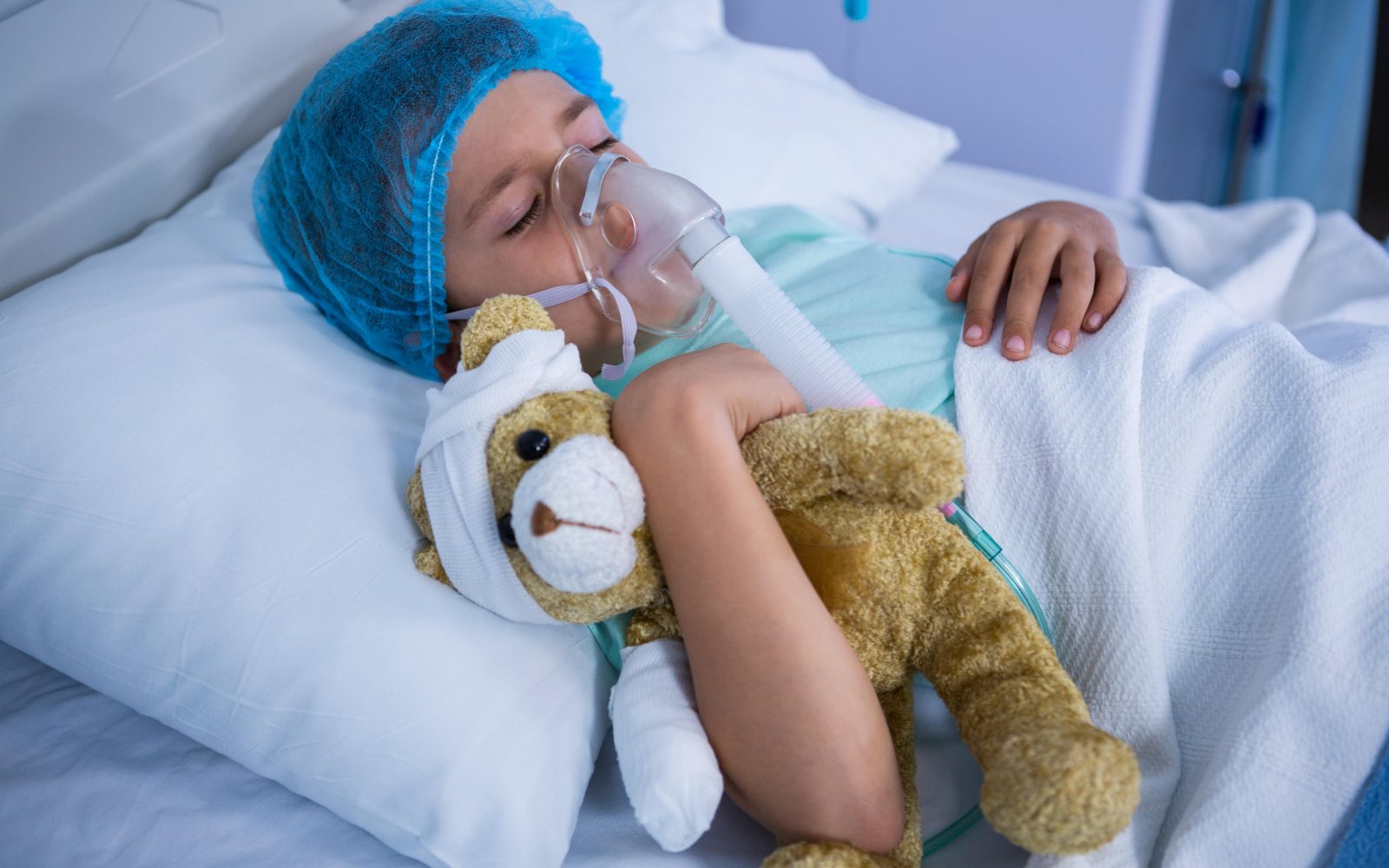 Otrok s kisikovo masko v bolnici