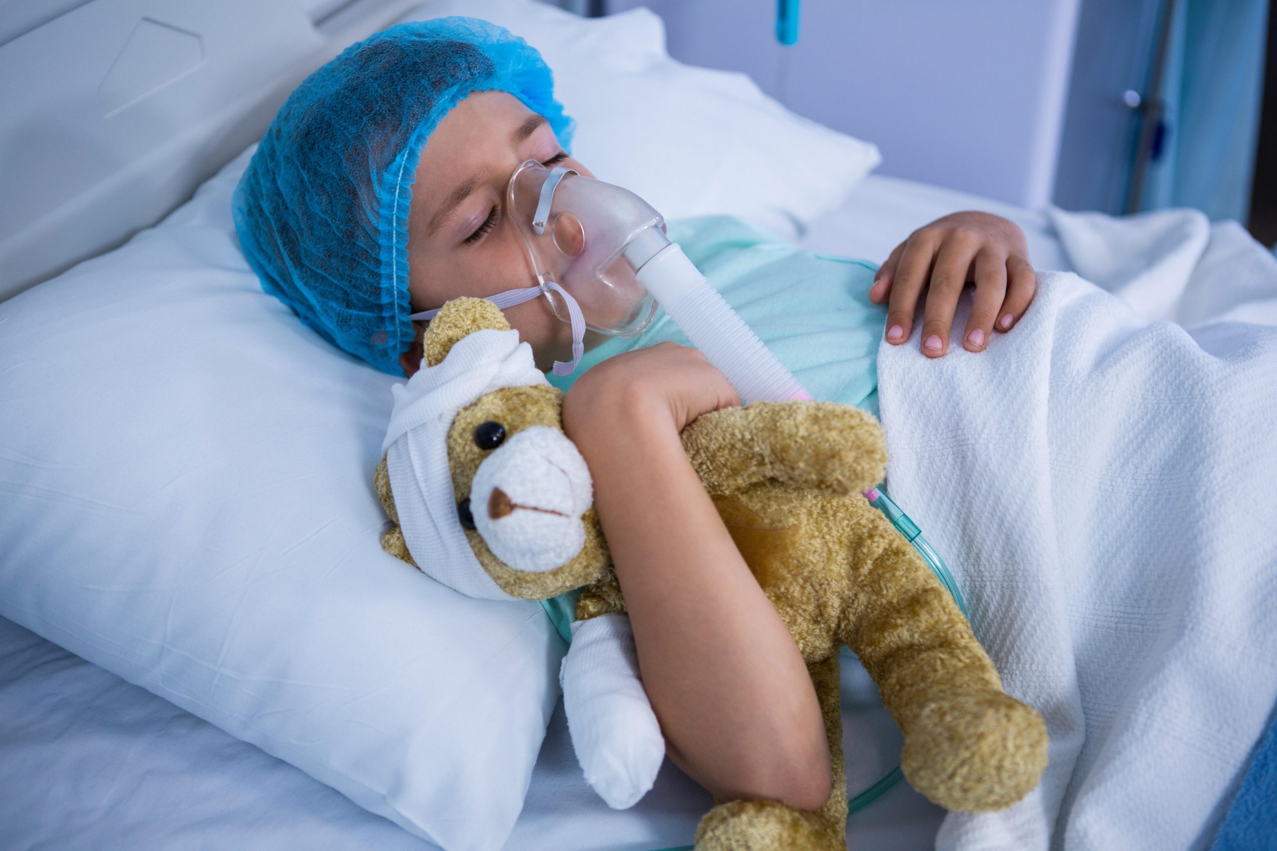 Otrok s kisikovo masko v bolnici