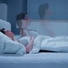 Ženska med doživljanjem spalne paralize