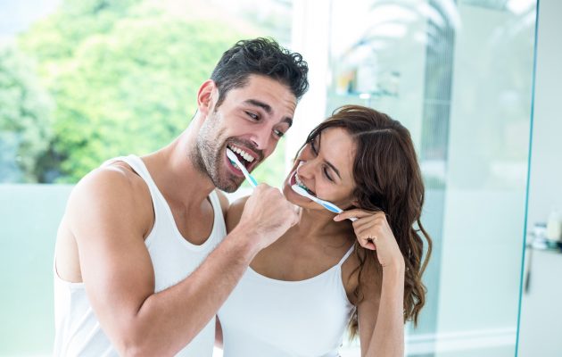 Zobozdravnik opozarja: po ščetkanju ne izperite ust z vodo