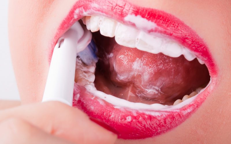 Si po umivanju zob ne bi smeli izprati ust?