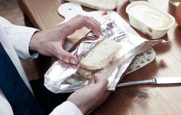 Kakšne so resnične nevarnosti zavijanja sendviča v alufolijo?