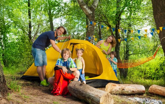 Mlada družina na potovanju postavlja šotor