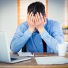 Moški na delovnem mestu obupan zaradi preveč dela