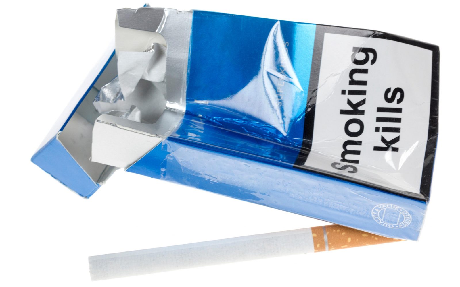 Zmečkana škatlica cigaret z opozorilnim napisom