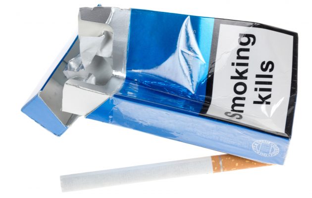 Zmečkana škatlica cigaret z opozorilnim napisom