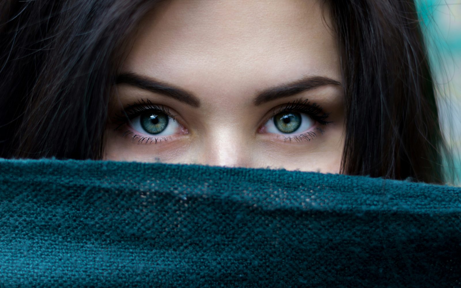 Lepa ženska z modrimi očmi