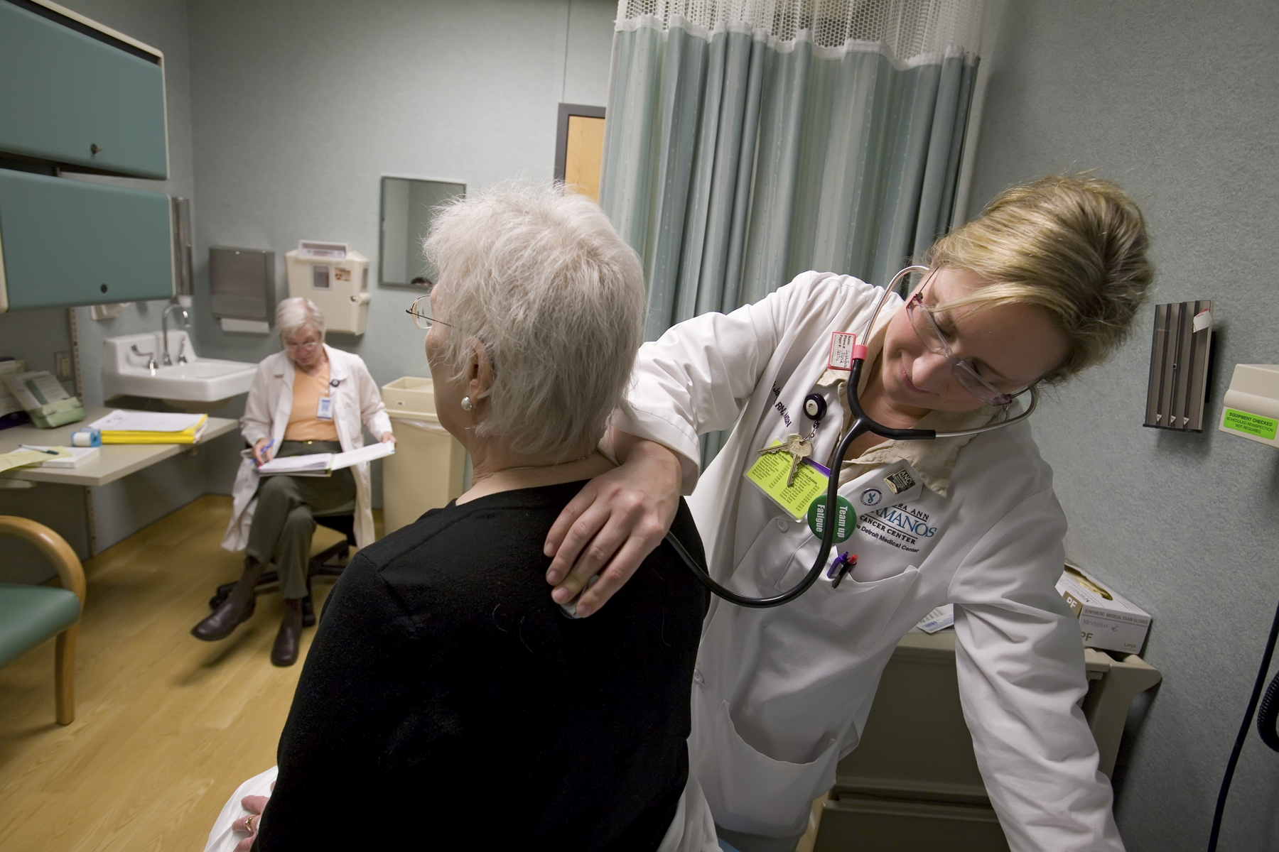 starejša ženska na pregledu pri osebnem zdravniku