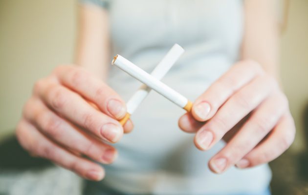 Ženska simobilčno kaže na prenehanje kajenja - iz dveh cigaret je naredila križec