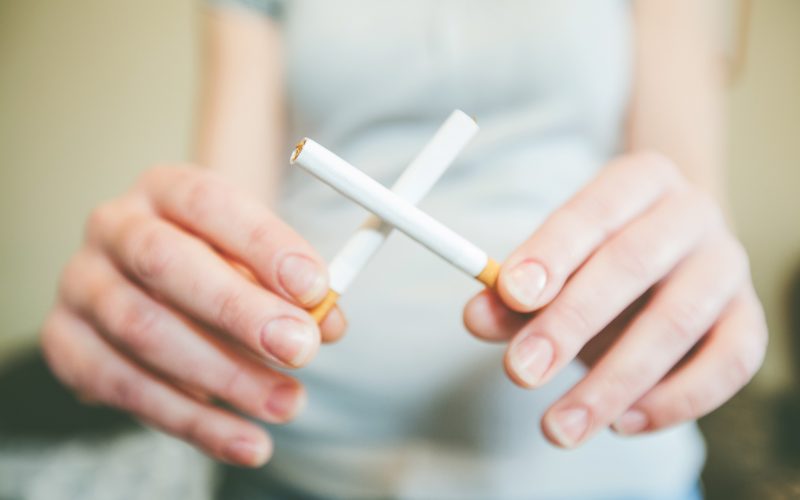 Ženska simobilčno kaže na prenehanje kajenja - iz dveh cigaret je naredila križec