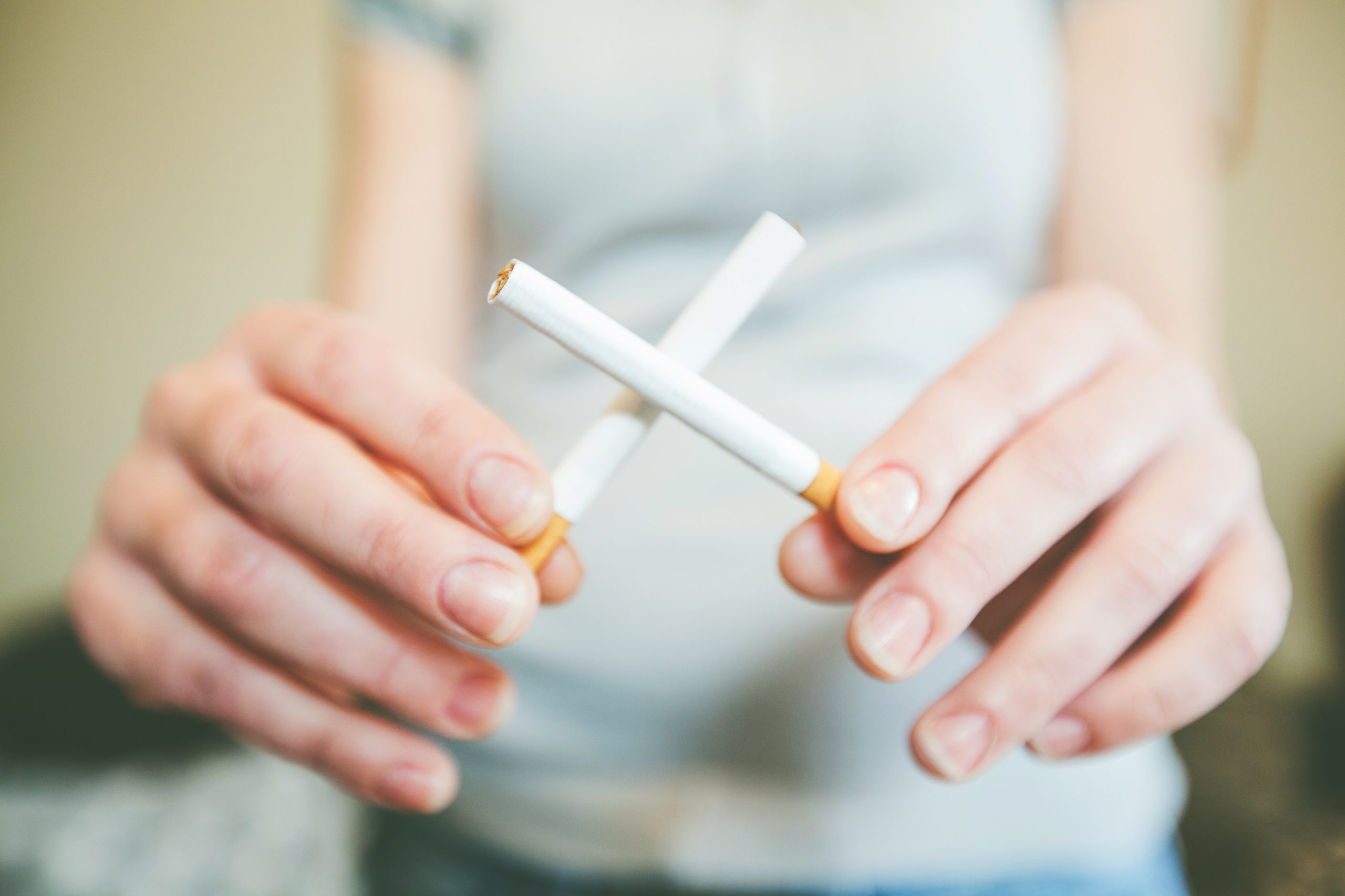 Ženska simobilčno kaže na prenehanje kajenja - iz dveh cigaret je naredila križec