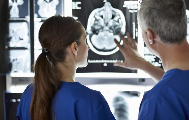 Radiologi pregledujejo posnetke možganov