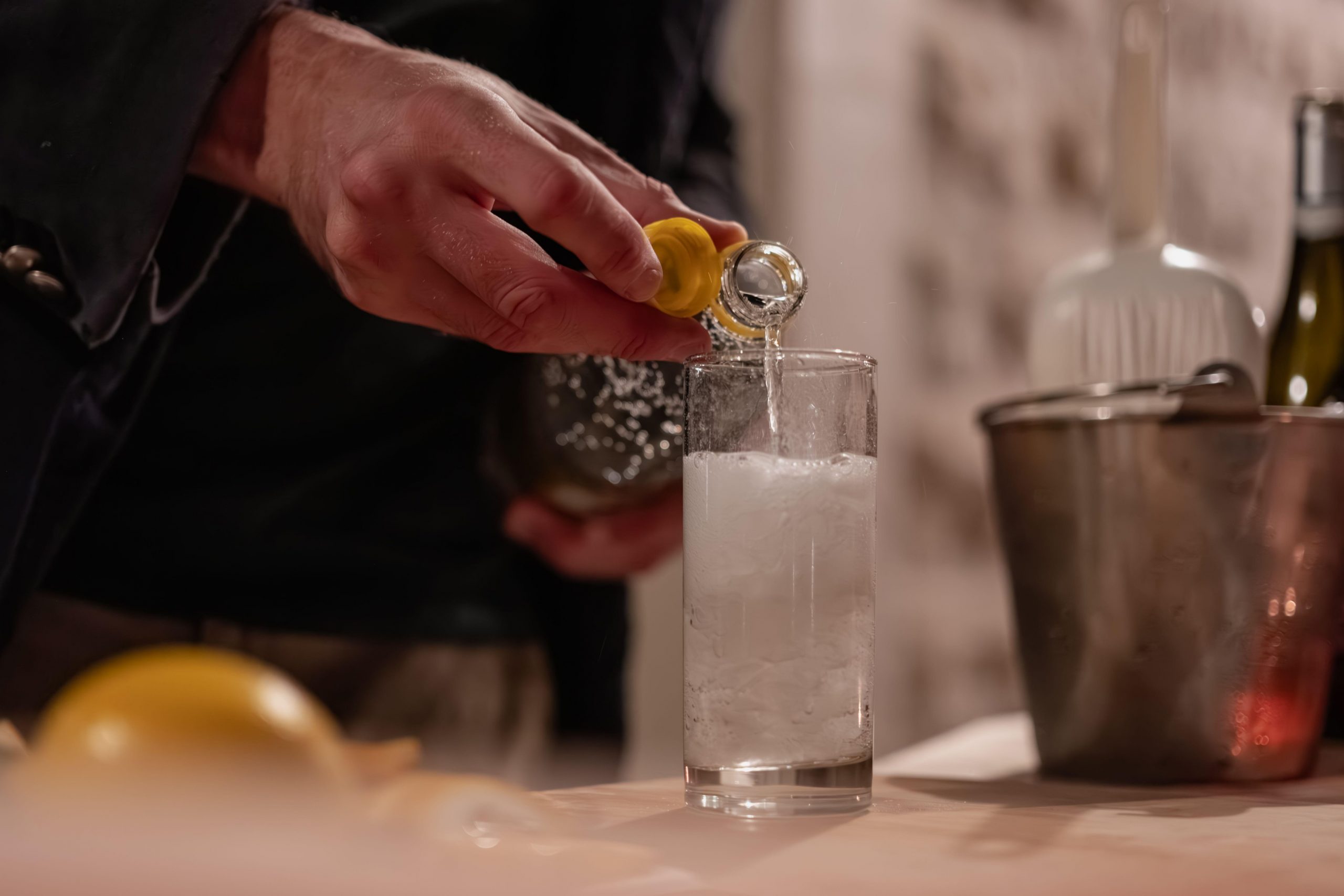 Natakar naliva brezalkoholno pijačo