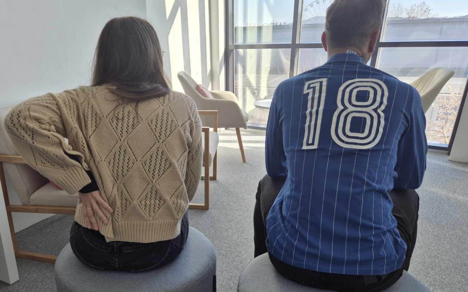 Uporablja bolj naraven jezik, ključne besede so postavljene bolj smiselno.