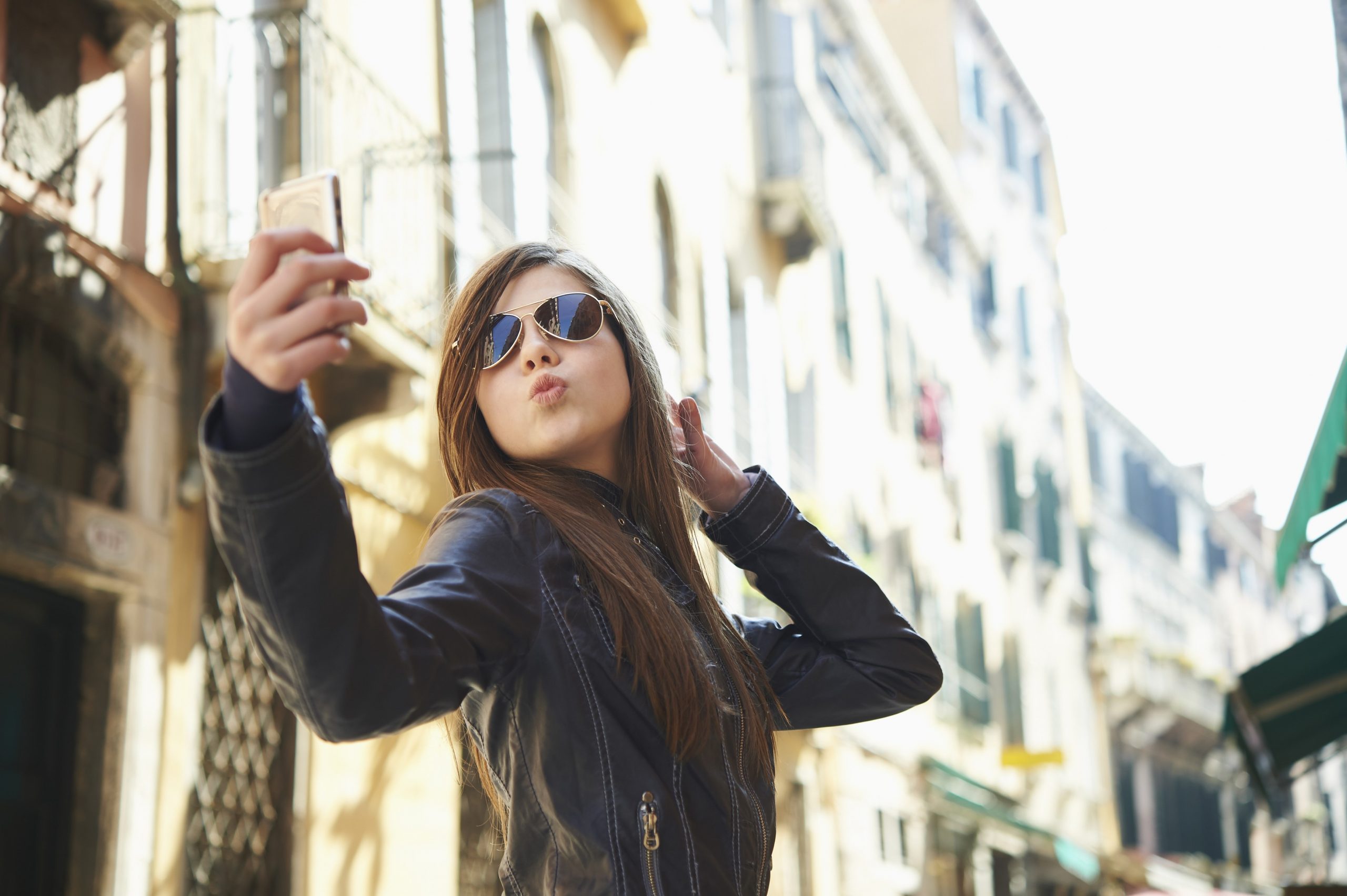 Mlada našobljena punca dela selfie