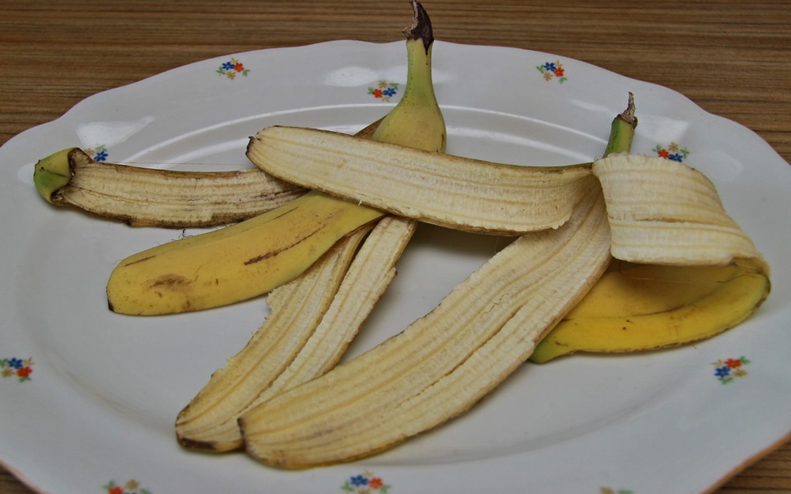 Na krožniku sta olupka dveh banan