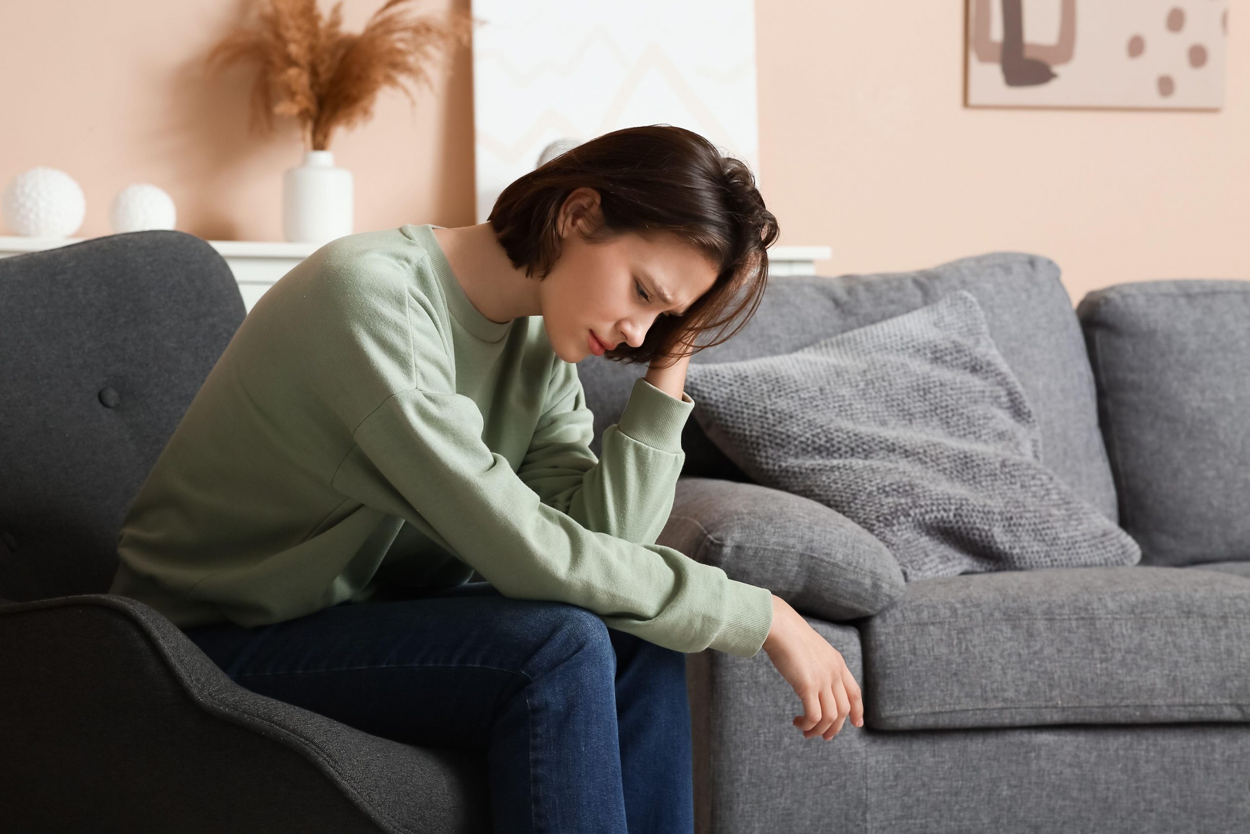 Mlada anksiozna ženska si vsak dan vzame čas za skrbi – metoda, ki ji pomaga ohraniti duševni mir.