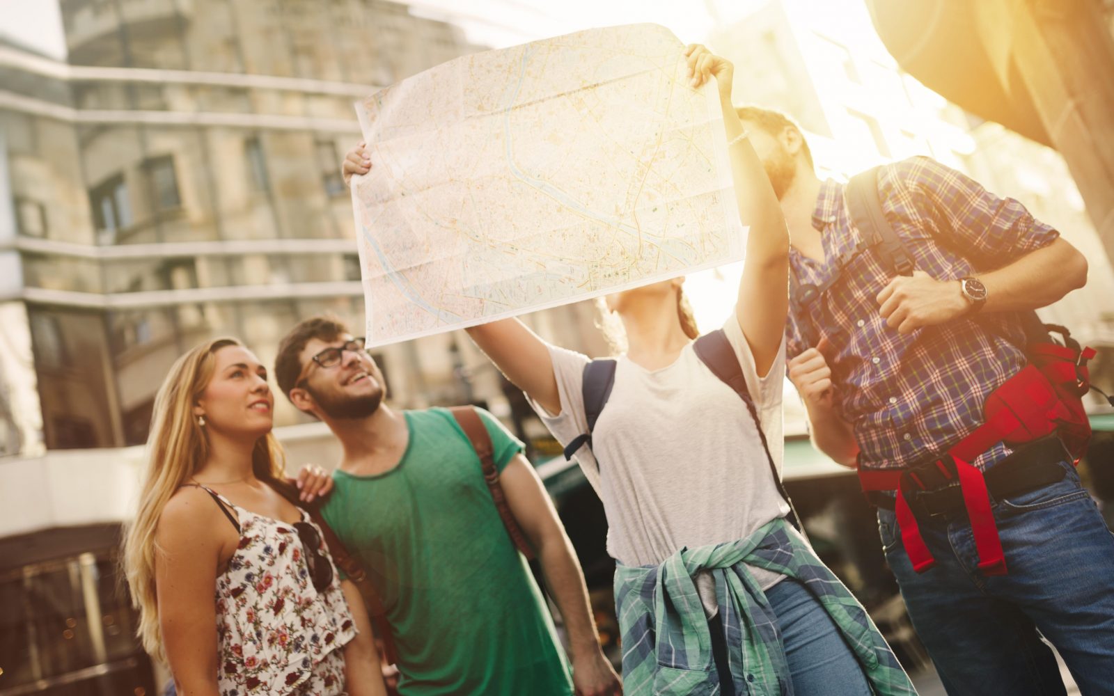 Prijatelji gledajo zemljevid in načrtujejo potovanje