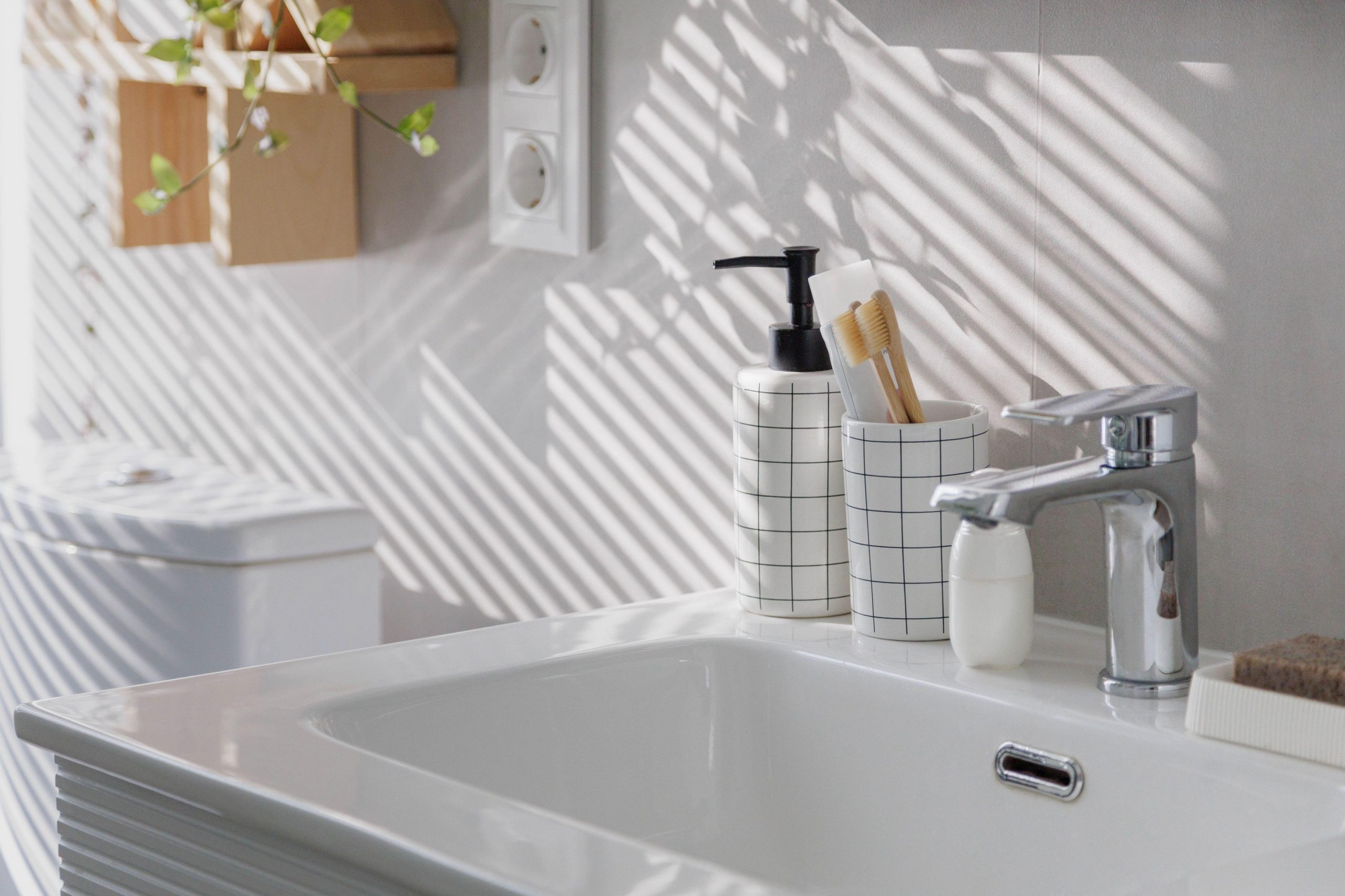 Zobna ščetka v bližini stranišča, v kopalnici