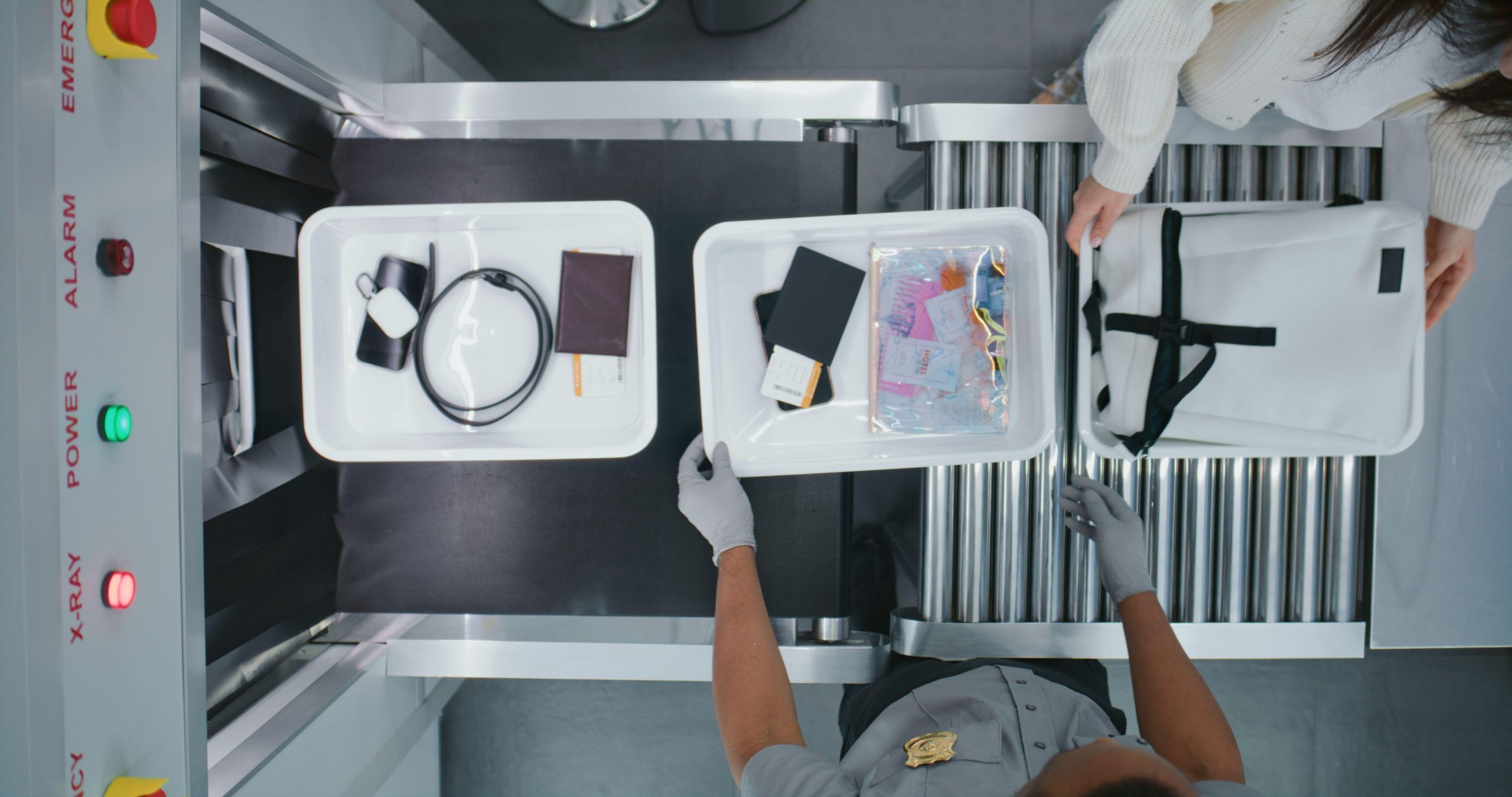 Letališka kontrola, ljudje zlagajo stvari na letališke pladnje