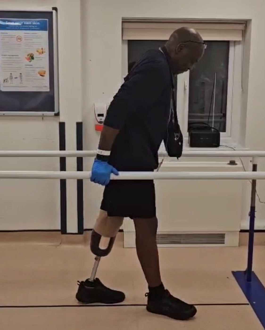 Olubiyi Jibowu po amputaciji noge med rehabilitacijo v bolnišnici v Londonu