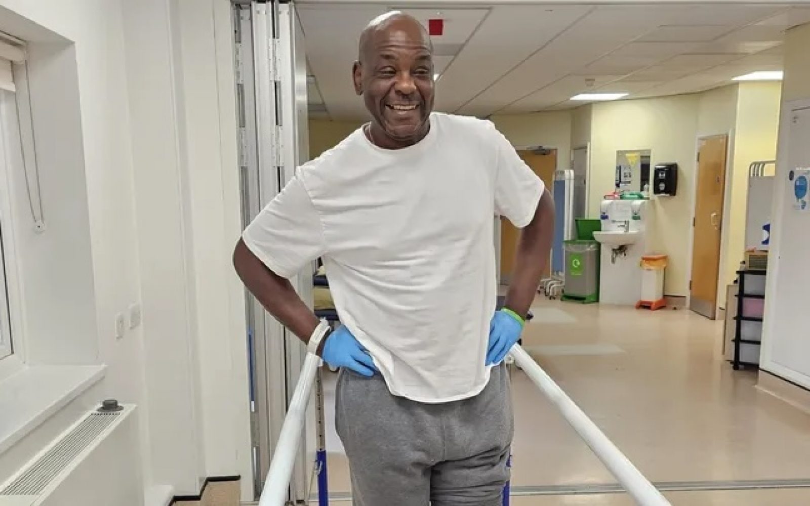 Olubiyi Jibowu po amputaciji noge med rehabilitacijo v bolnišnici v Londonu