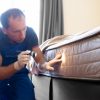 Moški pregleduje jogi, če so posteljne stenice, bed bugs